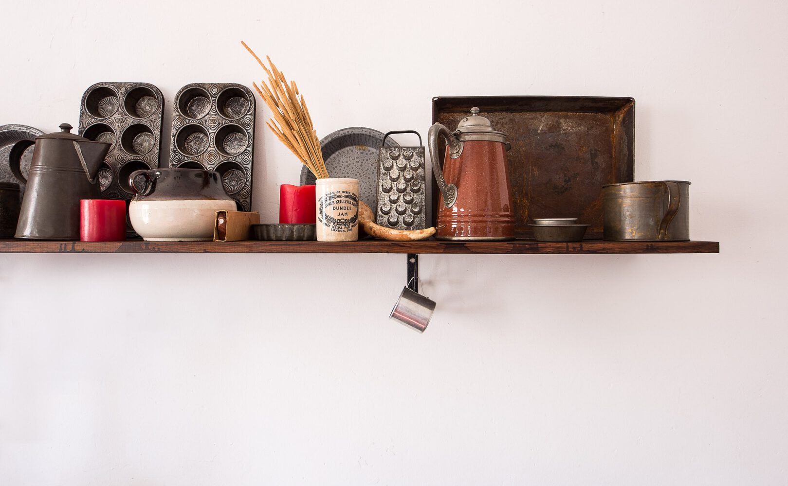 Houten wandplank aan de muur met spullen