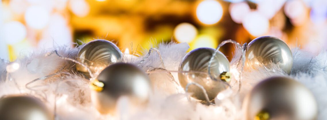 kerstballen op tafel