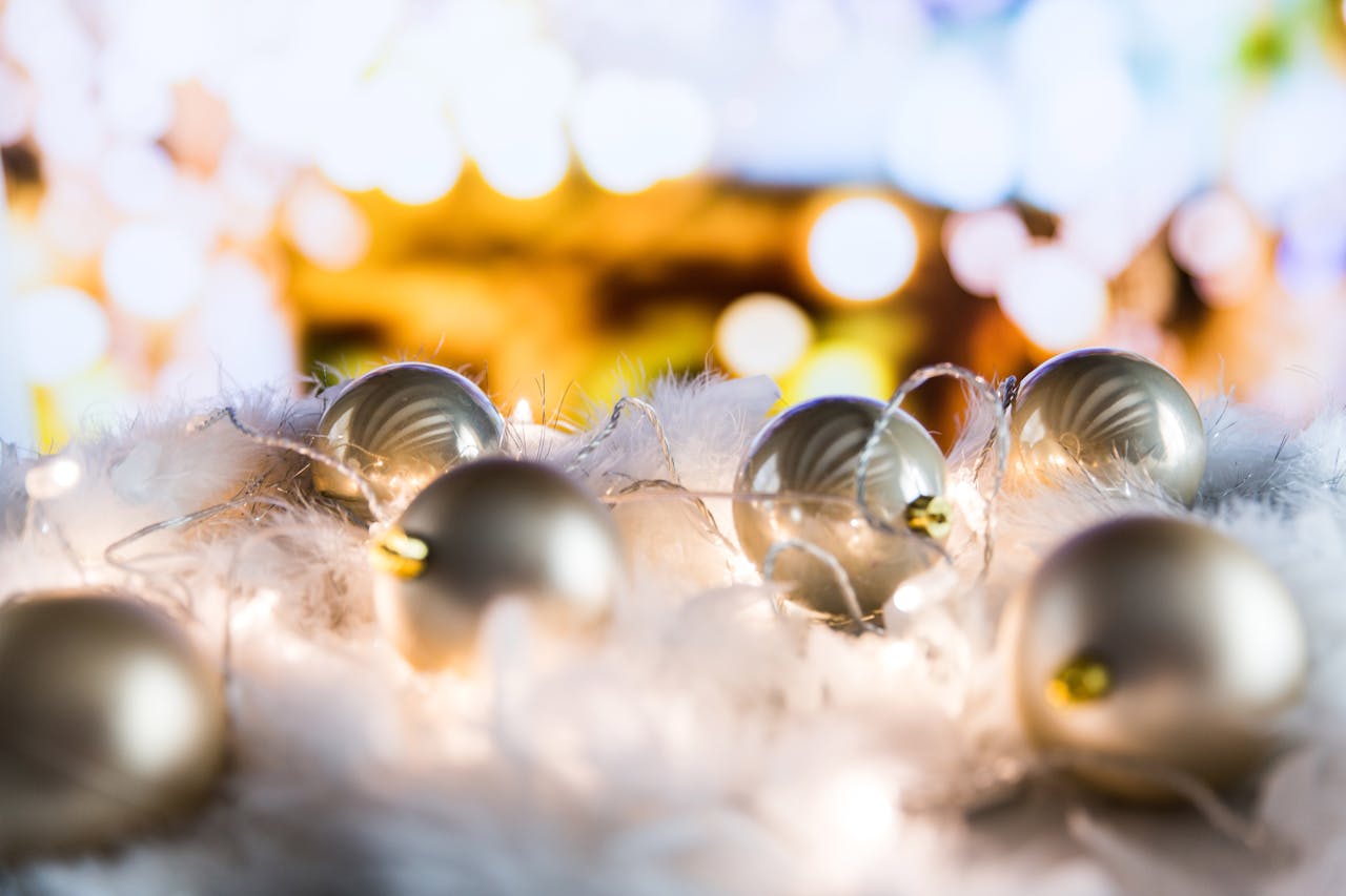 kerstballen op tafel